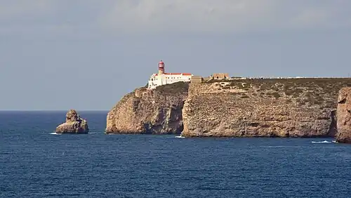 Vue d'ensemble du cap, des falaises, de la forteresse, du phare