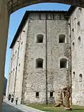 Deux œuvres du sculpteur valdôtain Dorino Ouvrier près du bâtiment central