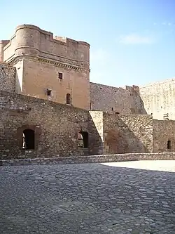 Donjon, vu de la cour intérieure