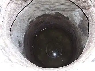 Puits de résurgence qui alimentait certainement des fossés du mur fortifié.
