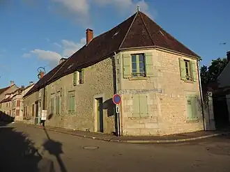 Bâtiment qui servait probablement d'accueil seigneural. Aujourd'hui cette maison appartient à la famille du comédien Michel Bouquet.