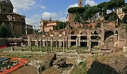 Forum de César, vu depuis la Via dei Fori Imperiali.