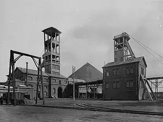 La fosse Saint-Mark en 1960. Le puits no 2 est à gauche, le puits no 1 à droite, et le terril no 149 à l'arrière-plan.