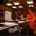 L'opératrice sélectionne un paquet de disques