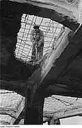 Travaux de démolition d'un plancher en béton armé avec un marteau pneumatique, vers 1950.