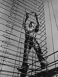 Montage d'une armature en acier, vers 1955.