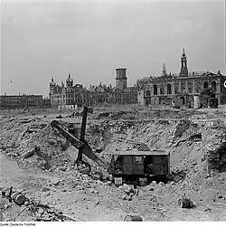 Travaux de fouille sur le Nouveau marché&nbsp;(de), en arrière-plan à droite le Johanneum, détruit pendant la guerre (vers 1959)