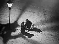 Scène de rue hivernale éclairée par un lampadaire, Dresde, 1933.