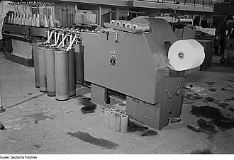 Machine textile de filature et de bobinage avec dévidoirs (1954).
