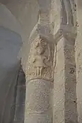 Personnage en tunique portant des crossettes