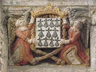 Écusson de Bretagne en bannière, entouré d'une cordelière et soutenu par deux anges.