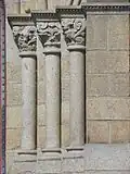 Ébrasement droit du portail.