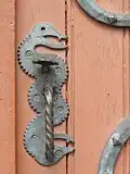Poignée et loquet à poucier.