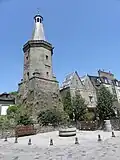 Le beffroi : sa base talutée est construite en moellons de cornéenne.