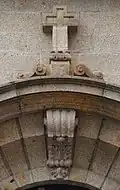 Agrafe feuillagée et croix sommitale.