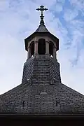 Clocheton et sa croix fleurdelisée.