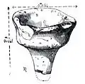 L'une des deux lampes en terre retrouvées; celle-ci est encore noircie sur les bords par les flammes.