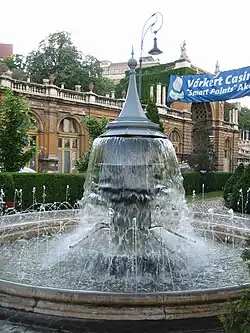 La fontaine à l'entrée de la zone du palais.