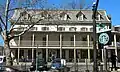 La première maison de la ville.