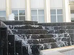Vue d'une fontaine de marbre noir à plusieurs niveaux