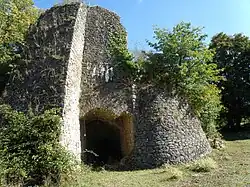 Photographie d'ensemble d'un four en ruine.