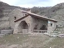 Four communal, fontaine et lavoir de Courchons (ce dernier offert par Boniface de Castellane en 1904).