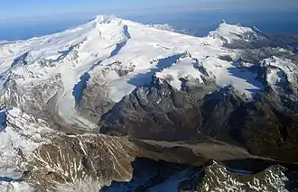 Vue aérienne de Fourpeaked Mountain quelques semaines après son éruption.
