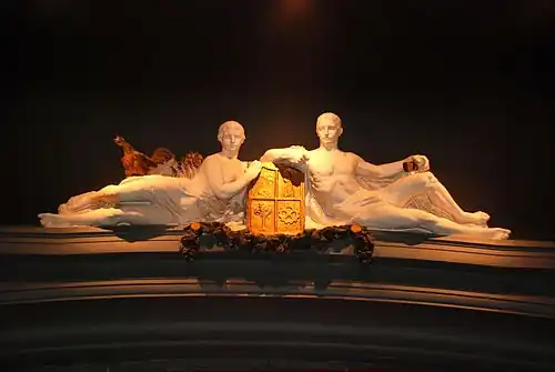 Le haut-relief de War Van Asten surmontant la scène.