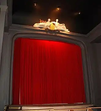 La scène.