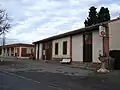 Le foyer rural et la mairie.