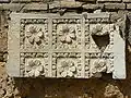 Fragment de caisson de plafond exposé dans le sous-sol des thermes.