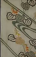 Kosode. Imitation au pochoir de teinture nouée (kata kamoko), indigo peint (kaki-e) et broderie : soie et or sur crêpe de soie (chirimen), v. 1700-1750. LACMA (décor d'eau courante et de pontédérie à feuilles en cœur, mizu aoi).