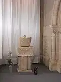 Fragment sculpté d'époque carolingienne (Xe&nbsp;siècle) supportant le tabernacle actuel.