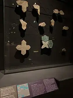 Fragments de Zellige de la Kalâa des Béni Hammad exposés au Musée du Louvre