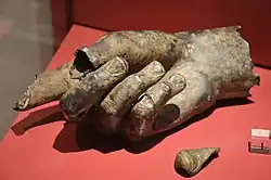 Fragments d'une statue monumentale en bronze du IIe&nbsp;siècle ap. J.-C. découverte à Forum Hadriani (musée de Voorburg).