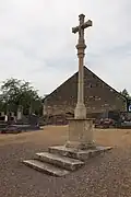 1re croix de cimetière.