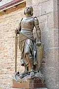 Eglise Saint-Pierre du Mont-Saint-Michel - Statue de Jeanne d'Arc devant l'entrée