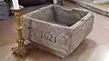 Les fonts baptismaux.