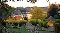 Le château et la toiture du colombier.