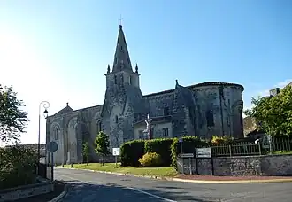 Vue générale de l'église Saint-Blaise de Plassay.
