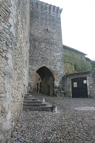 Vue de la Porte d'En-Haut qui constitue l'accès à la cité médiévale situé au nord-ouest.