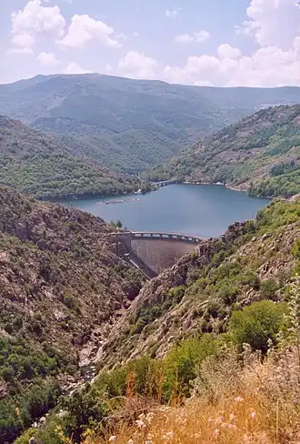 Vue du barrage et du lac en 2006.