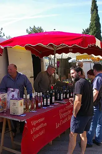 Marché à Coustellet-Maubec.