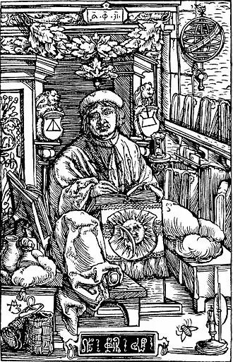 Gravure représentant un homme assis écrivant un livre au milieu d'une pièce encombrée.