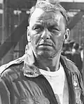 Photographie en gros plan et en noir et blanc de Frank Sinatra pendant le tournage du film