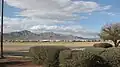Vue de North et South Franklin Mountain, de gauche à droite, avec El Paso, depuis Fort Bliss. La chaîne Organ peut être aperçue au nord, dans la partie droite de l'image.