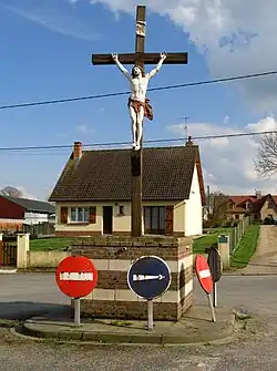 Calvaire dressé face à la rue de l'Église menant au centre du village.