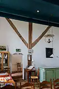 Charpente avec un panneau d'interdiction en lettres gothiques.