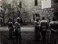 Von Roth et le Comte Coreth dans la cour de la barrière.