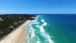 Longue plage de sable rectiligne, vue d'avion.